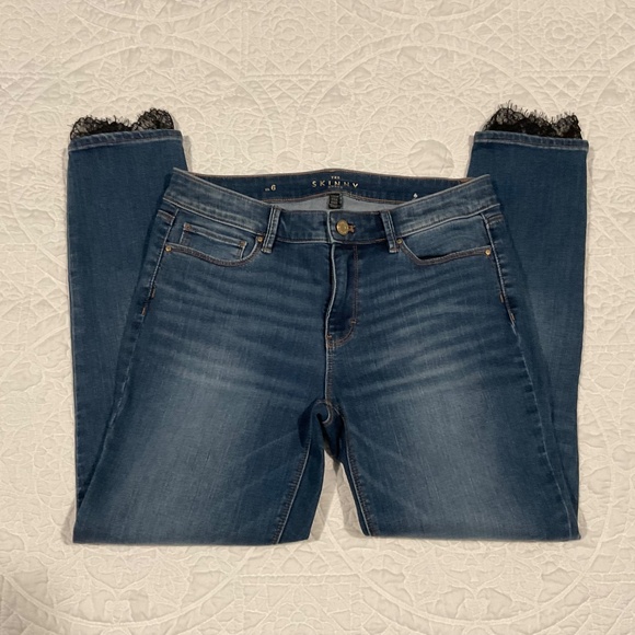 White House Black Market Classic-Rise Black Lace Hem Skinny Ankle Jeans 6 - Picture 4 of 15